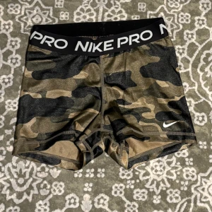 Nikepro shorts military  - Säljer min nikepro shorts eftersom de inte passar mig. Köptes för ett tag sen men är för liten. Använd ett par gånger men är o bra skick. Storlek xs 