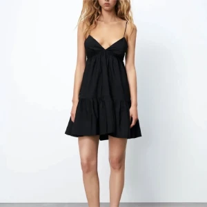 Klänning - Klänning från zara. Ny skick, säljer då den inte passar❤️