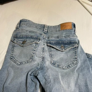 jeans - Den har fickor där bak. Jeansen är blåa och low waist