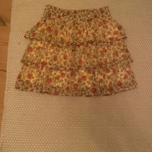 Lindex volangkjol - Säljer min volangkjol från Lindex i storleken 170 barn men skulle säga att den passar en vuxen S💕