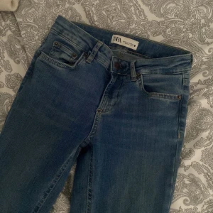 Bootcut jeans  - Säljer dessa jeansen som är ifrån zara, dom är lowwaist och Bootcut💘 Jag har sytt upp Jensen cirka 5cm men passar mig som är runt 1,62, kom privat för frågor❣️❣️