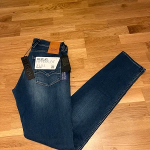 HELT NYA REPLAY ANBASS HYPERFLEX JEANS - Helt nya replay anbass hyperflex jeans i storlek 30/34 kvitto finns! Nypris: 2000 mitt pris: 660