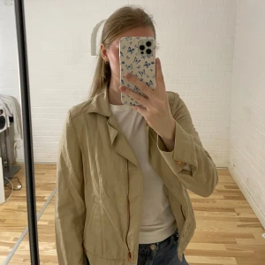 Beige jacka  - Beige tunn jacka i storlek 36, skulle dock säga att den har en liten tajtare passform.   44% bomull  56% lin