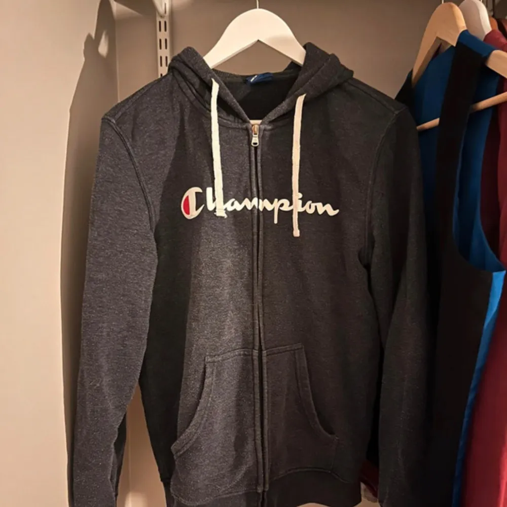 Mörkgrå zip hoodie från Champion. Storlek S.. Hoodies.