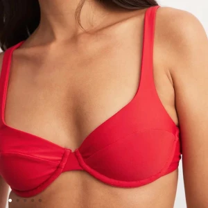 Bikini-BH med bygel och breda band - Supersnygg bikini-BH helt oanvänd från NA-KD i storlek 75C. Jag säljer pga beställde flera storlekar