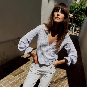 Zara blus - Blå/vit rutig blus från Zara🩵 Endast använd en gång:) stl M