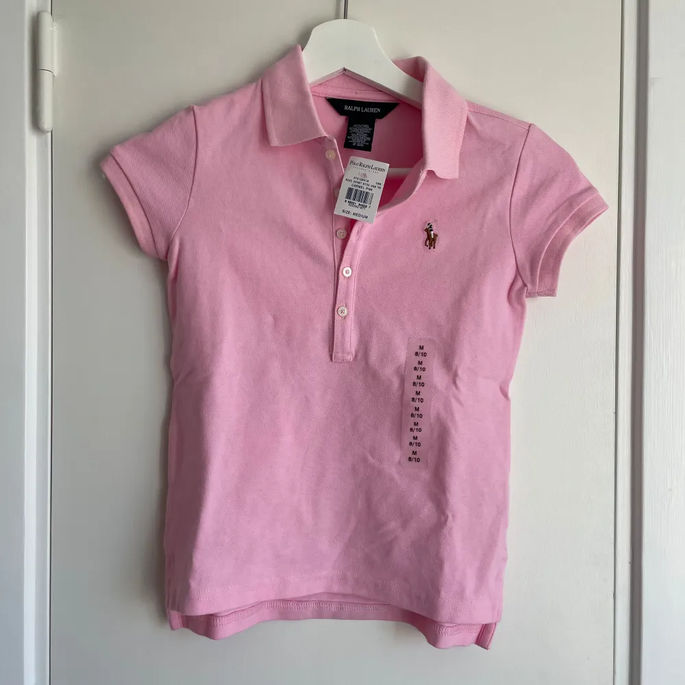 Skit snygg rosa piké frön Ralph Lauren som är helt oanvänd med prislappen kvar😊❤️ det är barn storlek men passar även mig som har stl S❤️ nypris ligger på 1200-1700kr. Blusar.