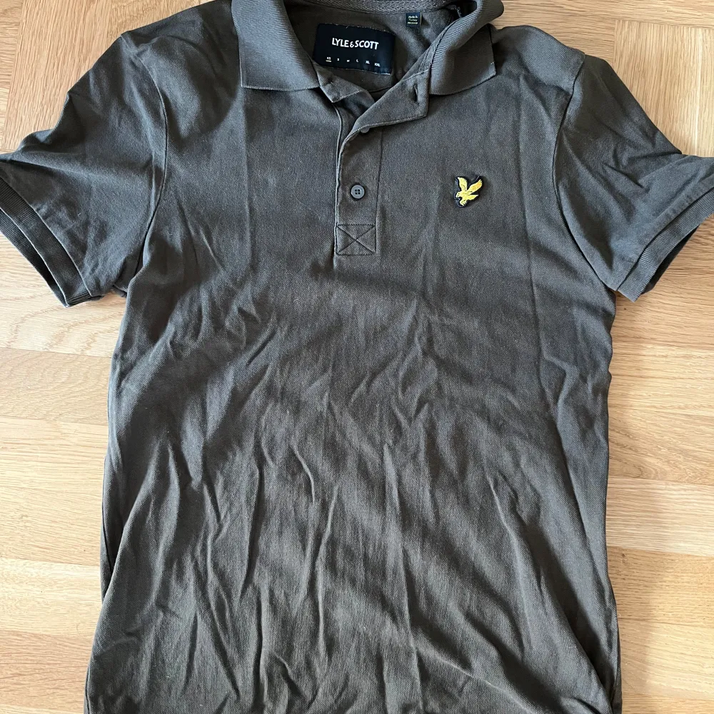 Två knappt använda piketröjor.  Mörkblå Tommy Hillfinger storlek S slimfit 200kr Mörkgrön Lyle & Scott storlek xs 200kr. T-shirts.