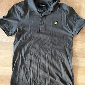 Två knappt använda piketröjor.  Mörkblå Tommy Hillfinger storlek S slimfit 200kr Mörkgrön Lyle & Scott storlek xs 200kr