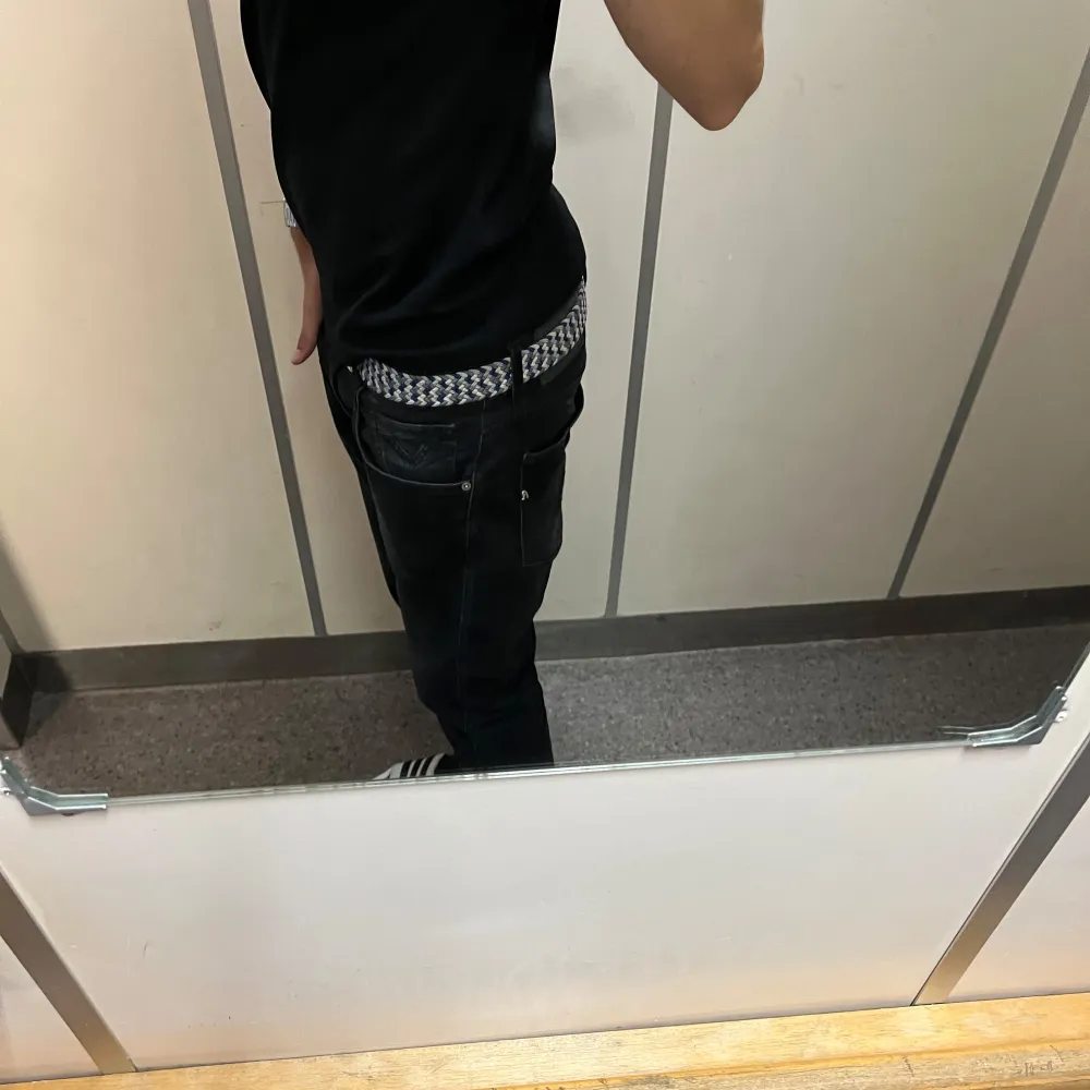 Säljer nu mina nästan oanvända replay jeans eftersom jag inte använder dem. Perfekt skick utan defekter och de sitter perfekt på mig som är 184cm. Skriv om ni har frågor! Mvh Charlie. Jeans & Byxor.