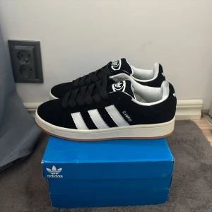 Adidas Campus 00s - Adidas Originals Campus 00s Herr. Storlek 42 2/3. Nyskick, oanvända och levereras i originalförpackning. Nypris för dessa skor ligger runt 1300 kr. Vid intresse av fler bilder eller frågor, tveka inte att höra av dig!