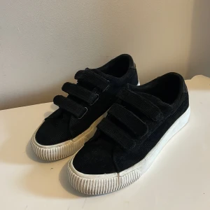 Svarta sneakers - Snygga svarta sneakers. Vet inte vad det är för märke men dem är köpa på Nelly, använda men i bra skick