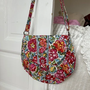 Axelremsväska  - Säljer denna sjukt coola väskan som jag köpt på Sellpy! Lappen och allt är kvar. Reglerbara band och har bra med utrymme. 💗🌸