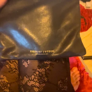 Tiger of Sweden väska  - Endas andvänd två gånger ny pris 2650 kr säljer för 900❤️❤️❤️säljer billigt har bara hängt i garderoben ❤️❤️