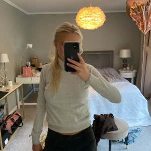 Polo tröja - Beige stickad tröja med polo krage från odd molly 🦔