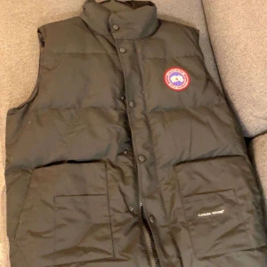 Canada goose väst - Inte använd. Storleken som står på västen är xl men den passar bättre på L och vissa med M. Priset kan diskuteras. Om ni har frågor är de bara att skriva.