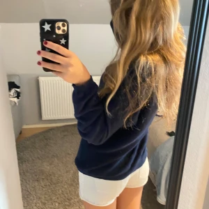 Marinblå tröja  - Jättefin marinblå långärmad lite tjockare tröja. Passar till vardags eller till att slänga på sig snabbt. Den är lite trådig vid halsen men annars bra. 