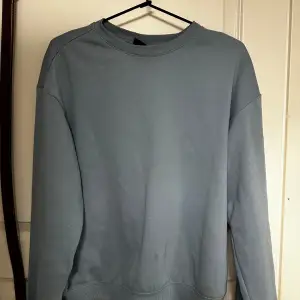 Hejsan säljer mina tjocktröjor från Hm osm jag inte använder. De är i Lila, beige, ljusblå och en blågrå färg. De är lite loose fit. Det är 100kr per st eller 350kr för alla 4 :)