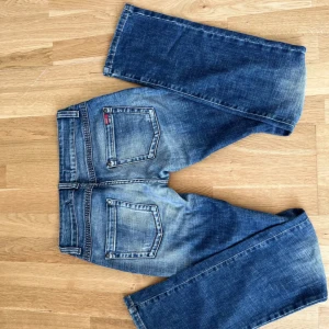 lågmidjade jeans - jätte snygga jeans som tyvärr är  förstora, köptes här på plick och dem går inte att få tag i längre. midjemått: 37 cm. Innerbenlängd 84cm