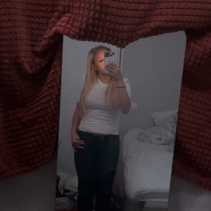 LÅGMIDJADE JEANS MED FICKOR!! - lågmidjade levis jeans  storlek 25 säljer för dome för små för mig! använd dom max 2 gånger!!