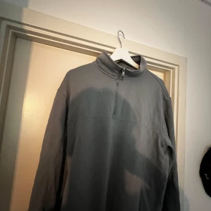 Grå fleece tröja med dragkedja - Säljer en grå fleece tröja i storlek M. Den har en halv dragkedja framtill och är perfekt för kyliga dagar. Tröjan är mjuk och bekväm, idealisk för både vardag och utomhusaktiviteter. Kan mötas upp Karlstad 