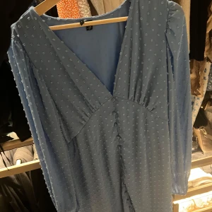 Lång klänning  - Söker min otroligt sköna klänning från vero Moda som är adoore liknande, köpt förra året! Fin ljusblå färg, stretchig!