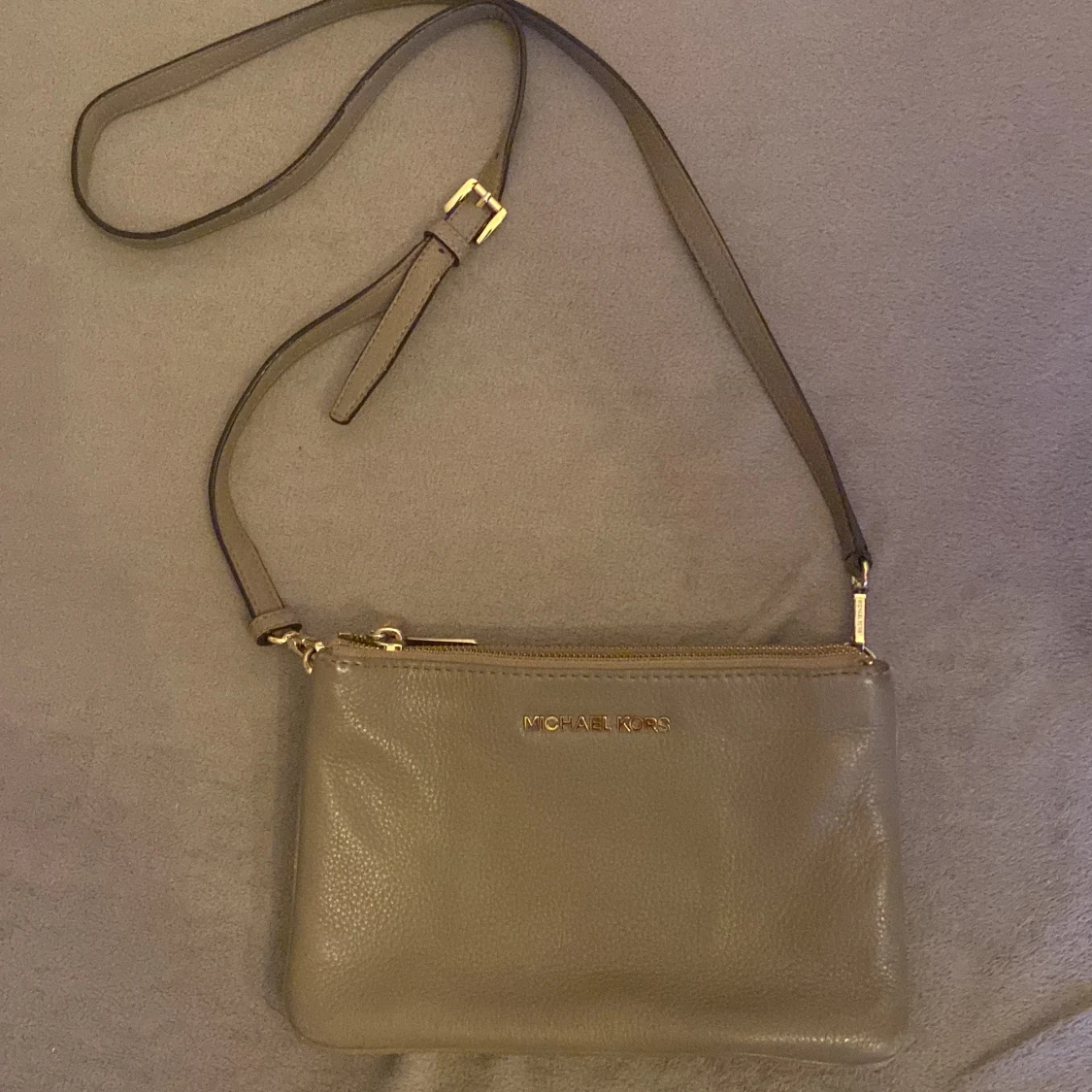 Michael kors axelremsväska 