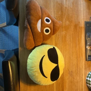 2 st emoji kudde - Ascoola kuddar som föreställer 😎 och 💩! De är mjuka och fluffiga. Säljer för att de inte är min stil längre. 30 cm i diameter
