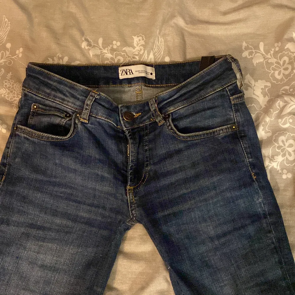 Jätte snygga low waist jeans från Zara🥰💗 säljer eftersom jag redan har likadana. Knappt använda, Jätte bra skick!! Köptes för 500. Jeans & Byxor.