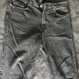 Weekday jeans - Weekday galaxy jeans storlek 31/30 mycket bra skick spraamt andända ny pris 600