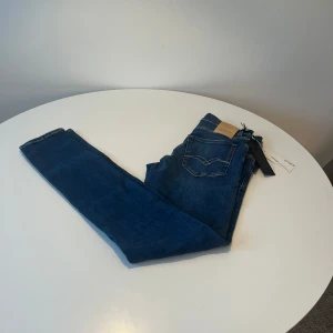 Replay jeans - Säljer nu ett par helt oanvända Replay jeans i storlek 28. 