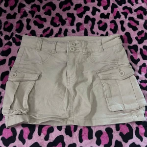 Cargo kjol  - Den går precis över rumpan och är låg midjag 