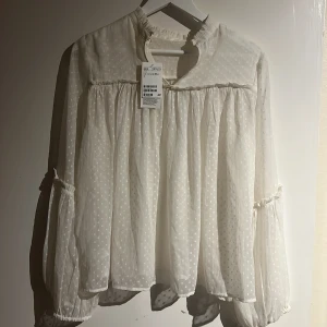 Blus från H&M - Ny med prislapp  Storlek 40