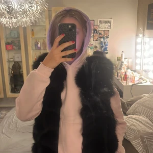 Päls väst - Säljer denna skit coola svarta päls västen!!! Vet ej storleken! Men ni ser hur den sitter på mig som brukar andvönda S , skulle nog säga att den är en M. Pris kan diskuteras!!