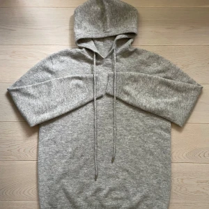 Stickad Hoodie - Snygg stickad hoodie i kashmirmix, i perfekt skick. Aldrig använd utan defekter. Storlek M 