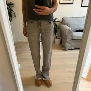 Gina tricot jeans med slits. Grå lågmidjade 