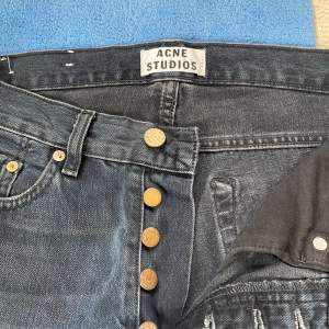 Säljer dessa acne studios jeans. Fet wash och unik design. Dom är svarta med lite royalblue hint. W30 L34 men passar som L32. För mer info Dm//