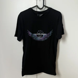 Closure London T-shirt  - Säljer denna super fina closure London t shirten , används inte , storlek xs