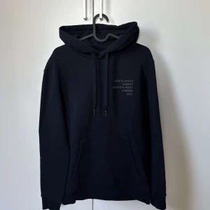 New classic hoodie  - New classic hoodie i väldigt bra material/ den är marinblå och i storlek xs. Den är aldrig använd bara provad en gång 