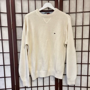 oversize tommy hilfiger tröja -  oversize tommy hilfiger tjocktröja i äggskalsvit färg 