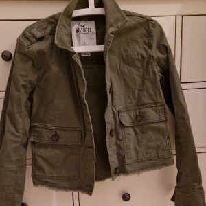 Hollister jacka - Köpte från en annan på plick för 1 år sedan men i fint skick, jag har haft jackan vid två tillfällen endast ♡hör av vid frågor :)