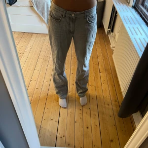 Lågmidjade jeans - Ett par lågmidjade straight jeans från Gina Tricot i storlek 38.