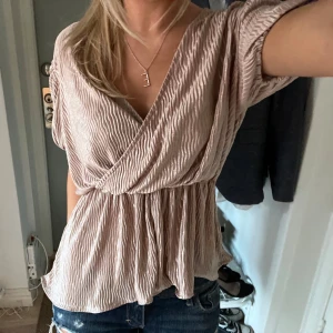 Festtopp storlek S - Säljer nu denna ”roseguldiga” festtopp. Det är en tidigare byxdress som ja sydde om till en topp. Står ingen storlek i men passar XS-S. Hör av er för frågor eller fler bilder 💓