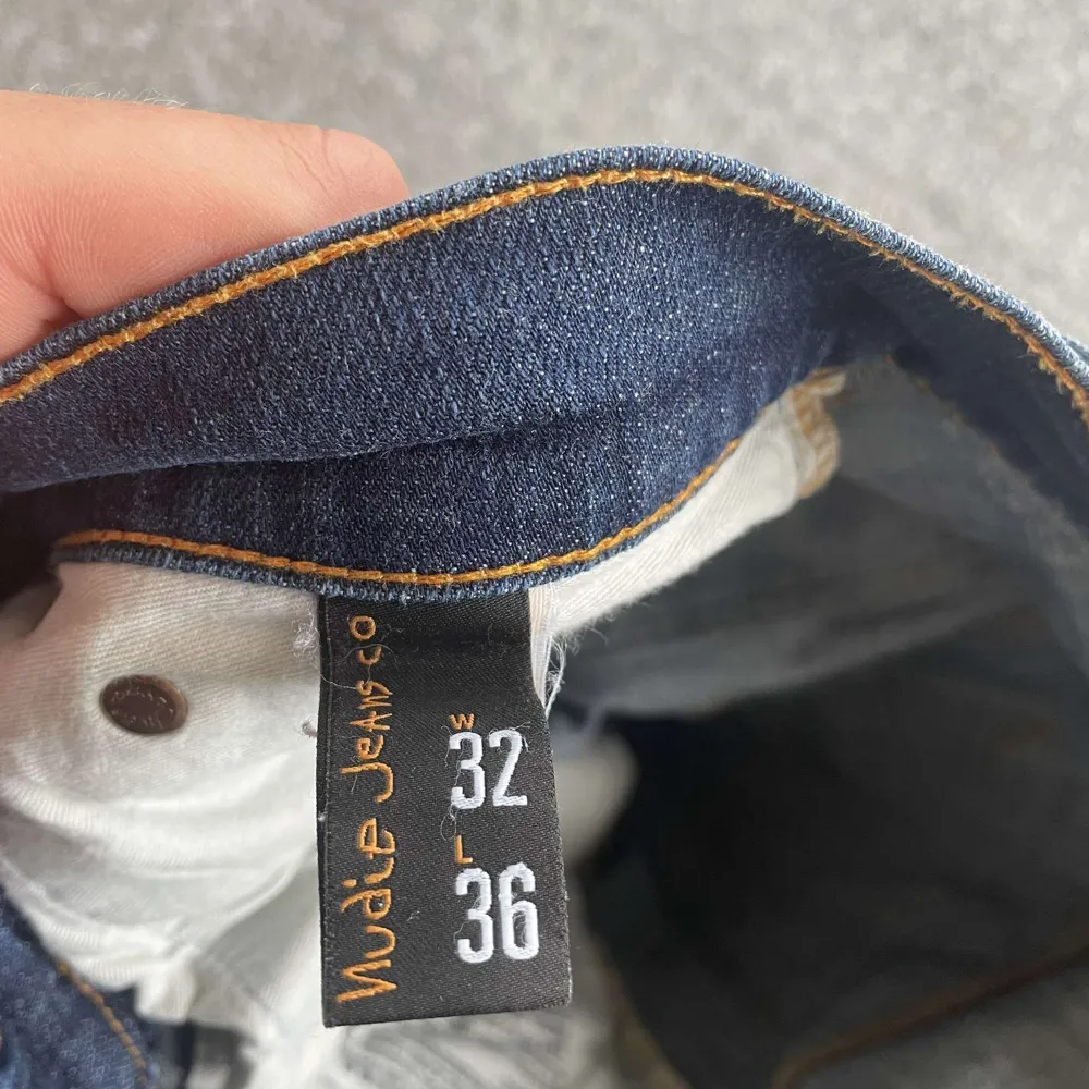 Marinblå Nudie Jeans | Utmärlt skick | Midjemåttet ligger på 37 och längden 105 | Fraktas spårbart via PostNord och instabox | . Jeans & Byxor.