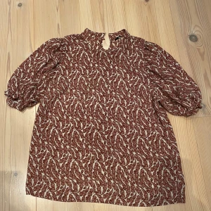 Mönstrad blus i röd och vit - Säljer en superfin blus med rött och vitt mönster.