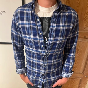 Ralph Lauren skjorta  - Säljer en snygg blå rutig skjorta från Ralph Lauren i storlek S. Skjortan har en slim fit passform. Modellen är 174 cm.