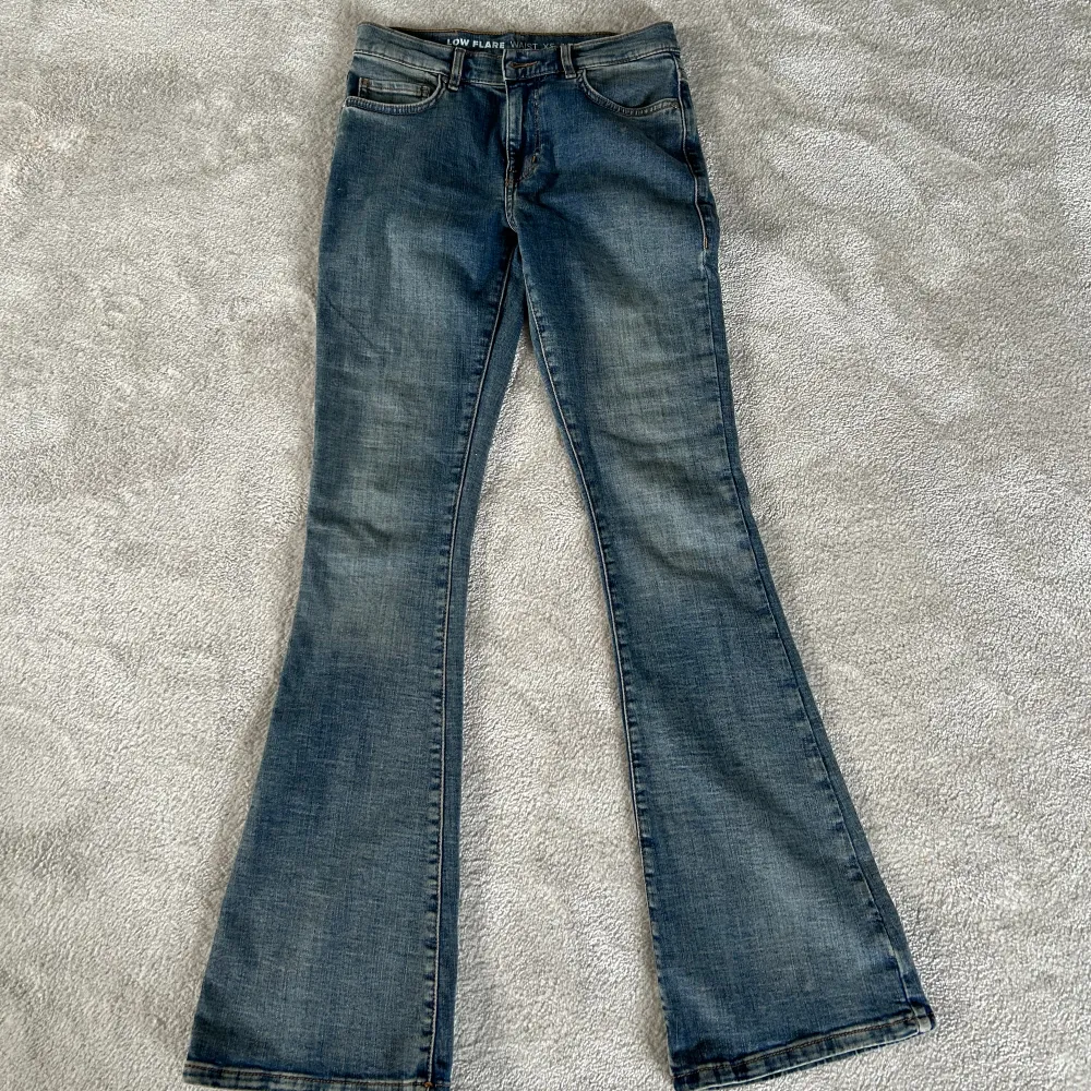 Super snygga lågmidjade jeans från Bikbok, helt nyinköpta. Råkade köpa en storlek för liten tyvärr, därav säljer jag dem nu.  Nypris 600kr och jag säljer de för 500kr helt nya💓. Jeans & Byxor.