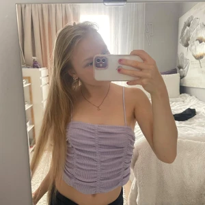 Lila topp  - Denna är jätte fin och mysig, tyvärr för liten storlek 💜den är från Bershka 