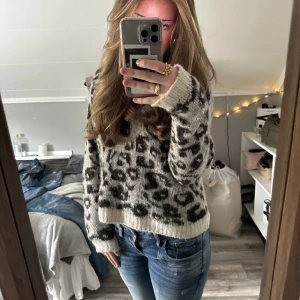 leopard tröja från lindex - leopard tröja från lindex i storlek s, nopprig på några ställen men syns ej för mönstret. inköpt för 200kr varm och härlig till vintern💞 