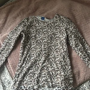 Leopardmönstrad tröja från Old Navy - Säljer en superfin leopardmönstrad tröja från Old Navy. Andvänd några gånger. Den är långärmad och har en ribbad struktur. Tröjan är i storlek 10-12 år. Den har en söt volangdetalj vid ärmslutet🫰🏻